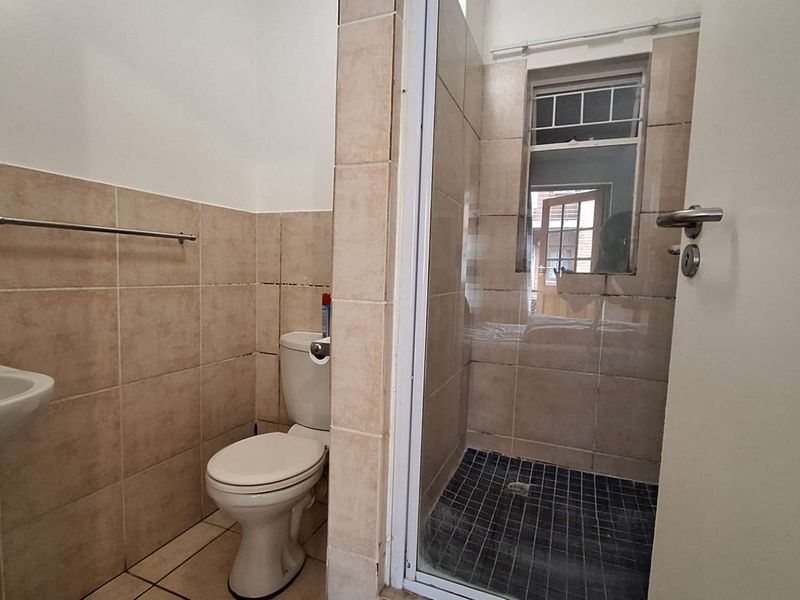 Bachelor Apartment in Richmond - Photo 10