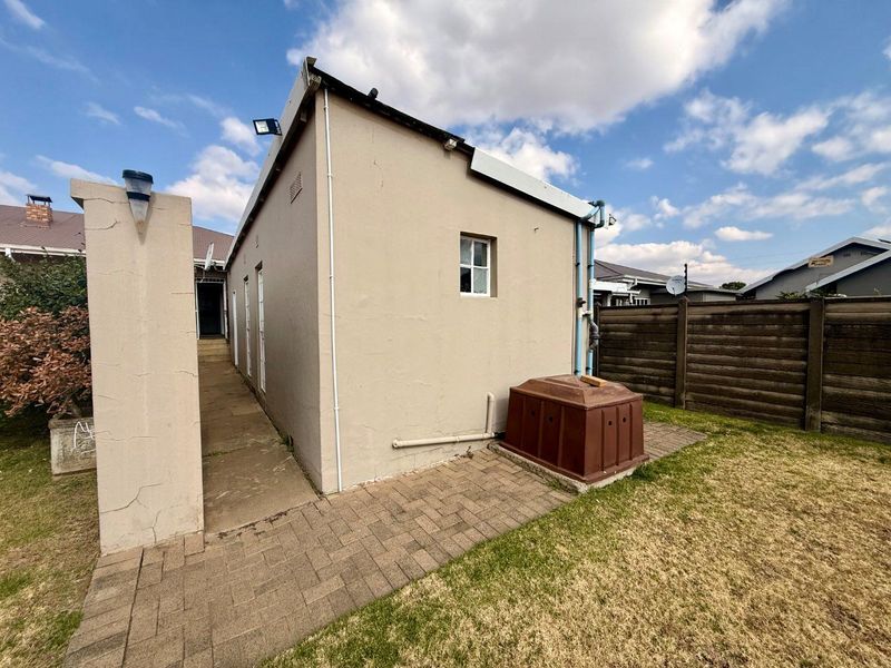 5 bedroom house for rental in vryheid - Photo 5