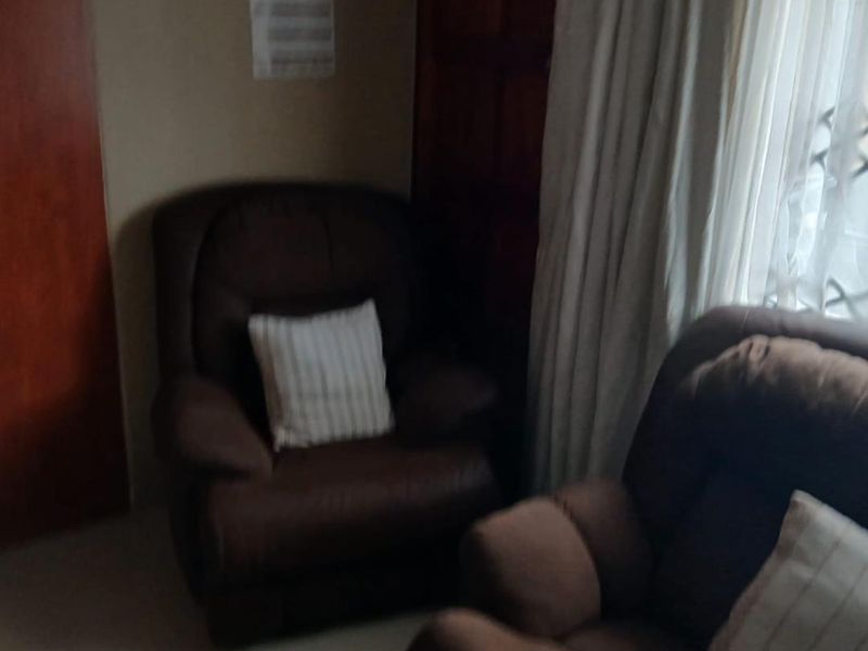 Clayville R 950 000 A lovely family Home - Photo 5