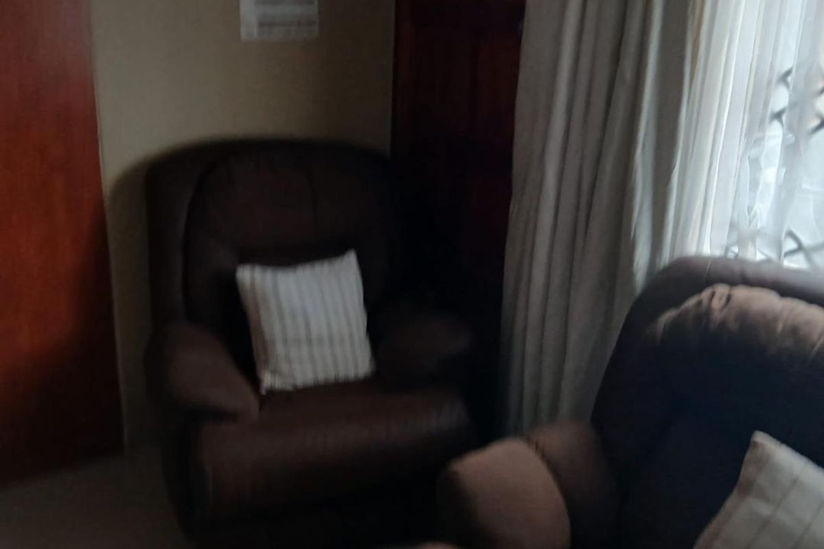 Clayville R 950 000 A lovely family Home - Photo 5