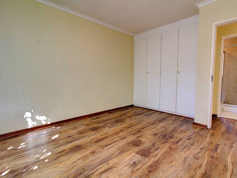 Bright Newly Painted Home with New Laminated Floors! - Photo 9