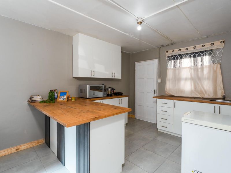 3 Bedroom House for Sale in Hanover Park - Photo 4