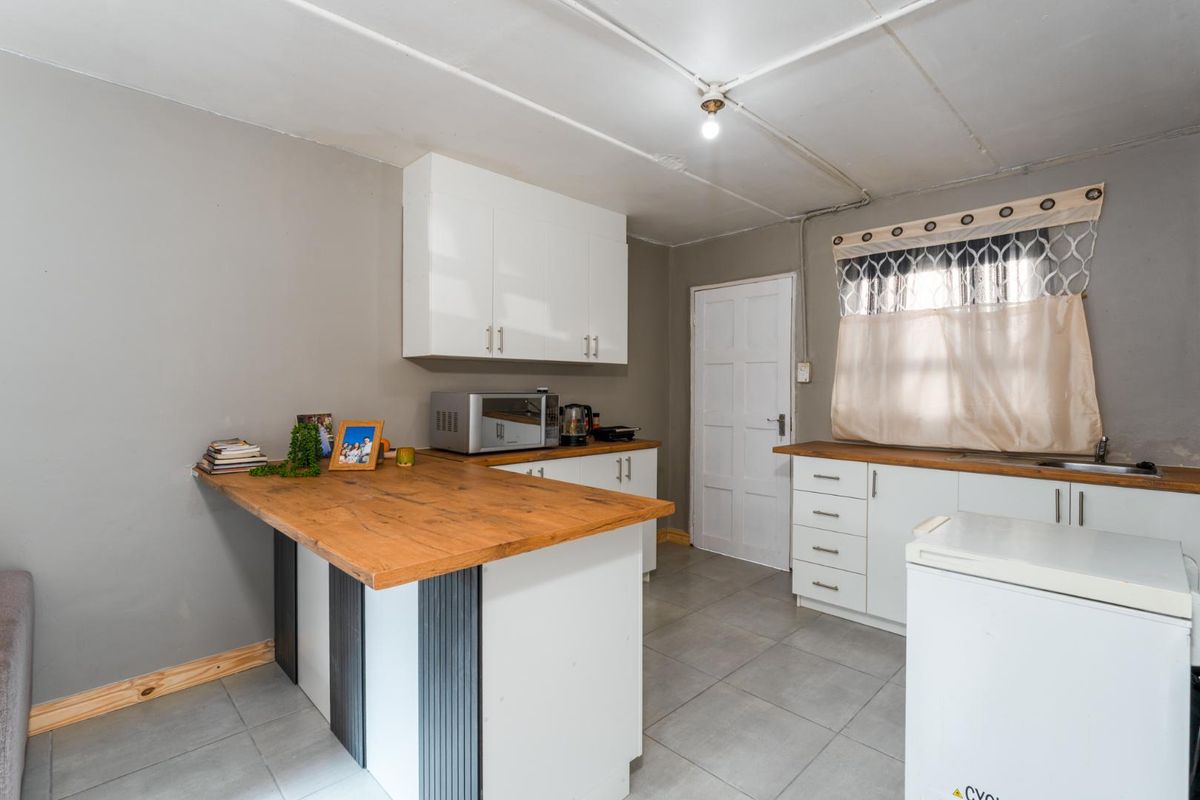 3 Bedroom House for Sale in Hanover Park - Photo 4