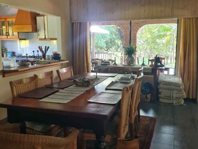 Spacious Family Home with Pool & Garden Oasis in quiet St Lucia 🏡🌳 - Photo 5