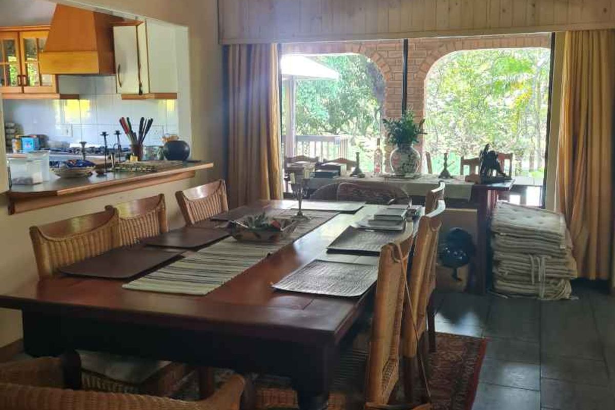 Spacious Family Home with Pool & Garden Oasis in quiet St Lucia 🏡🌳 - Photo 5