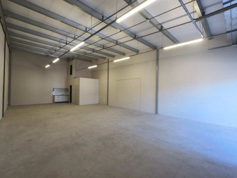 121sqm Warehouse space to let - Montague Gardens - Photo 6