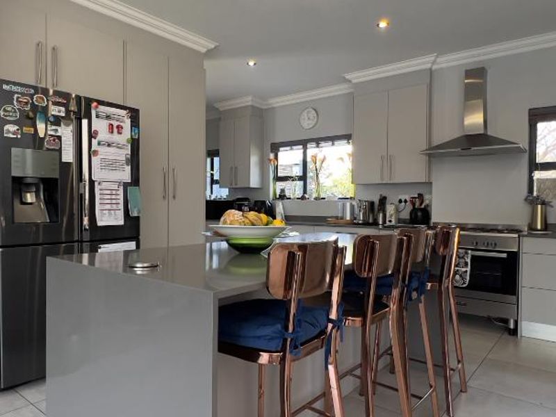 Available for Rental 1 June 2026 - 4 Bedrooms with pool - Photo 9