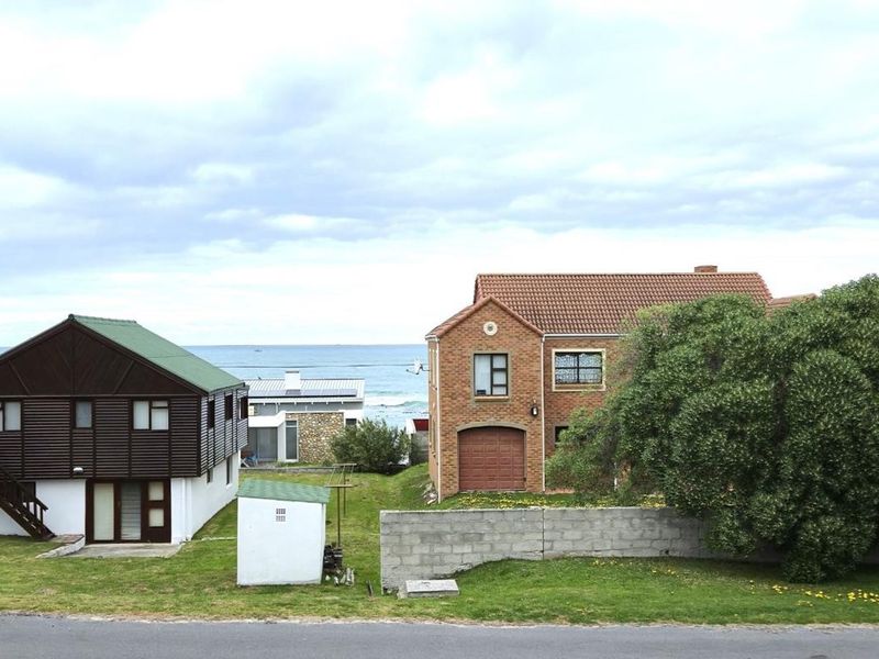 Luxury Franskraal home 100 metres from shoreline, offering turnkey living, secure garages, solar power, and sea views. - Photo 3
