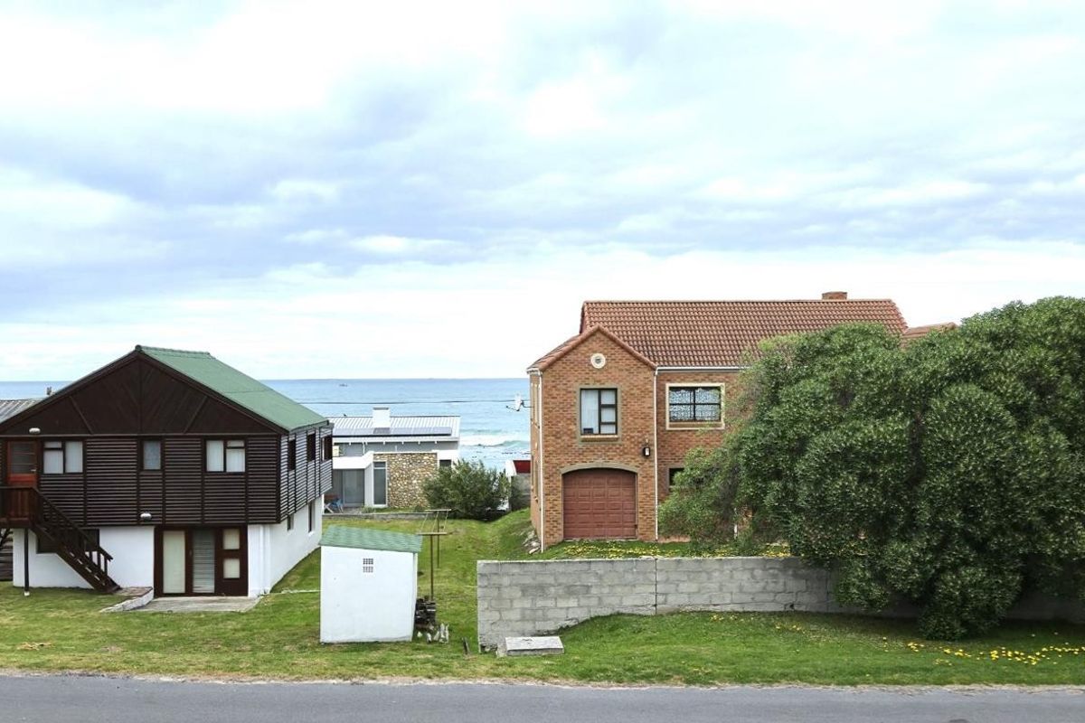 Luxury Franskraal home 100 metres from shoreline, offering turnkey living, secure garages, solar power, and sea views. - Photo 3