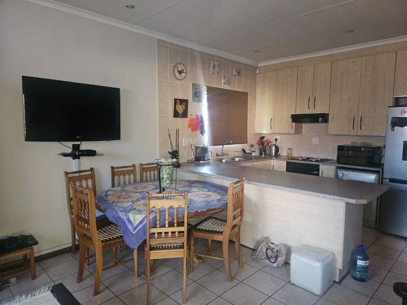 Modern Townhouse for sale in Rhodesdene - Photo 4