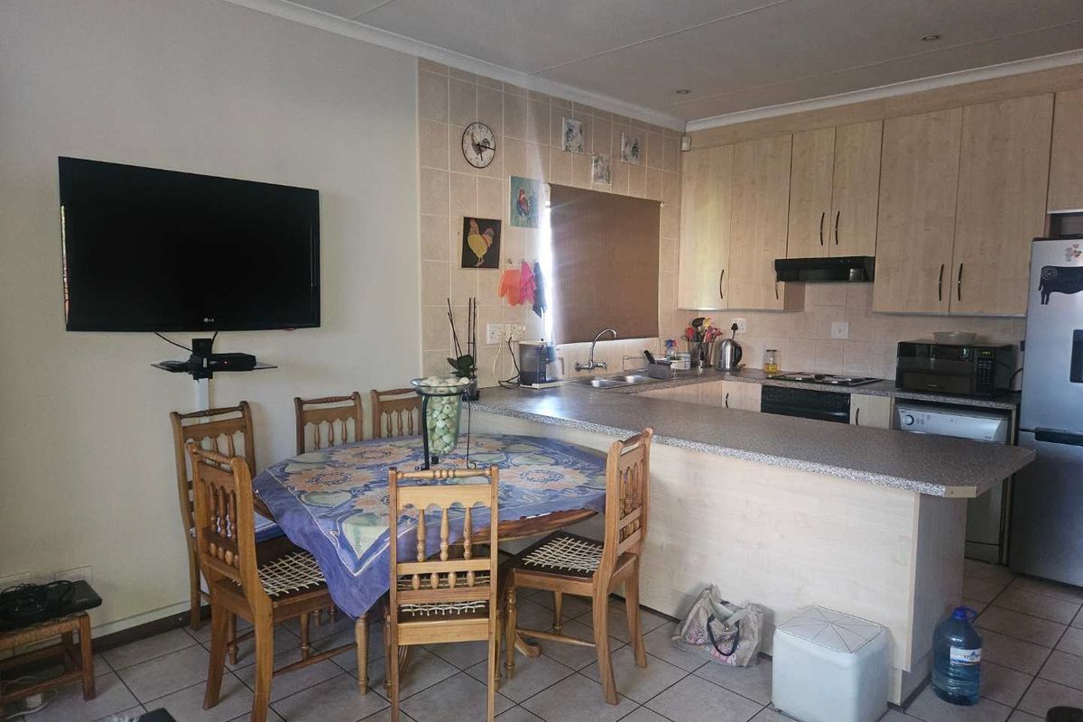 Modern Townhouse for sale in Rhodesdene - Photo 4