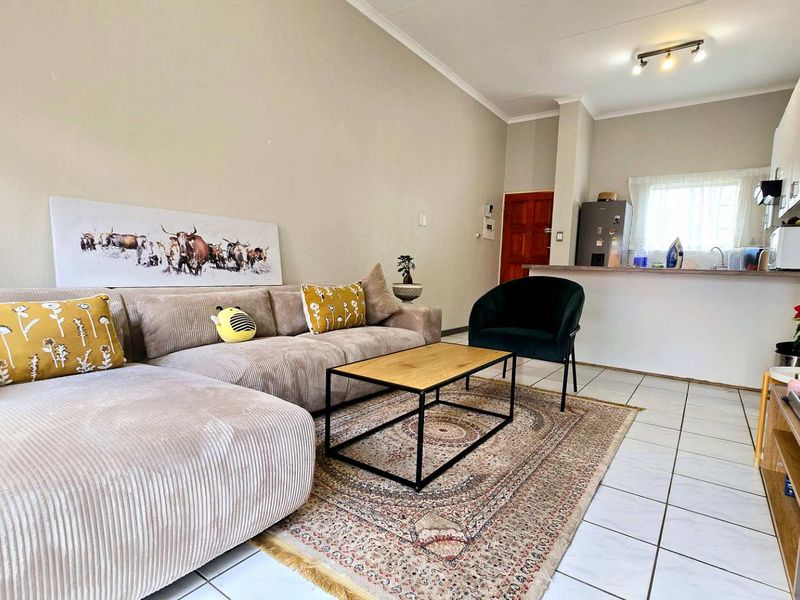 Secure 2-Bedroom Unit in the Heart of Garsfontein - Photo 2