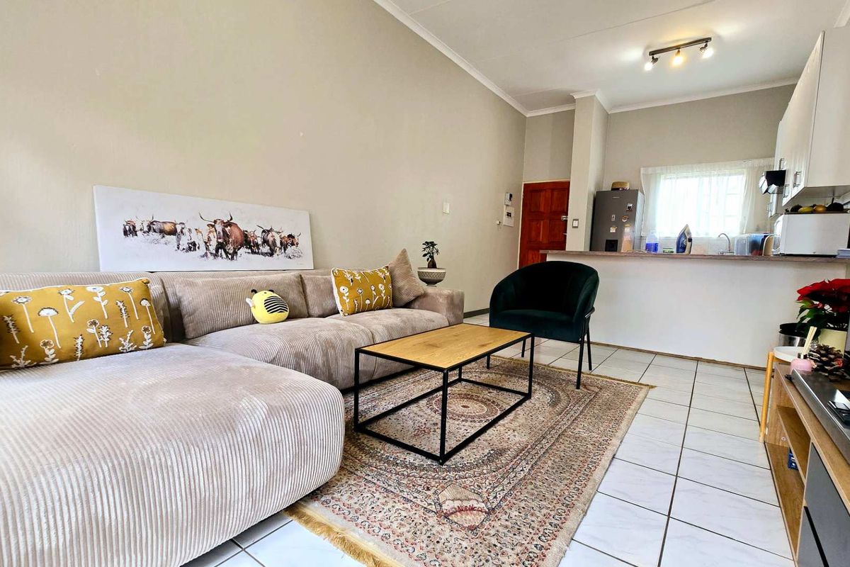 Secure 2-Bedroom Unit in the Heart of Garsfontein - Photo 2