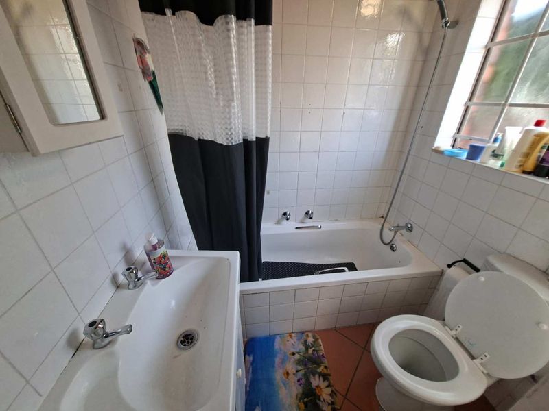 2 Bedroom Loft Unit with Private Garden in Weltevreden Park - Photo 6