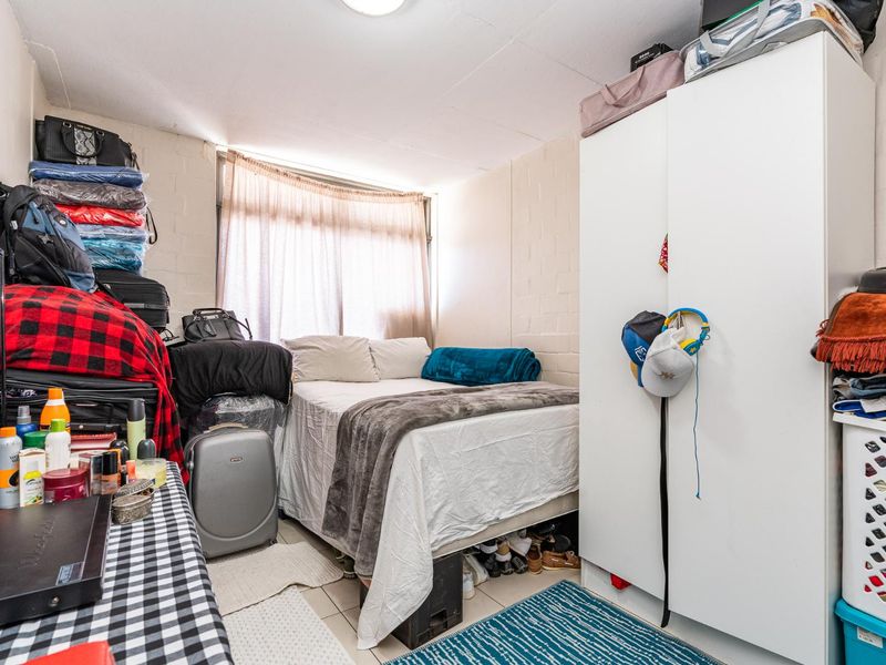 Two Bedroom Top Floor Apartment with Mountain Views - Photo 10