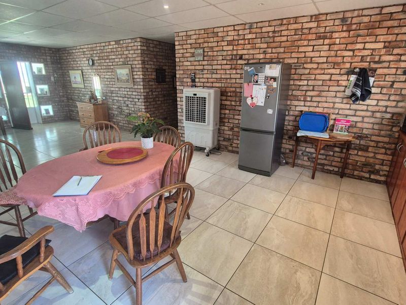 Warm, Rustic Uis-Brick Home With Huge Potential! - Photo 3