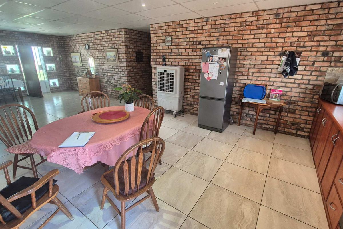 Warm, Rustic Uis-Brick Home With Huge Potential! - Photo 3