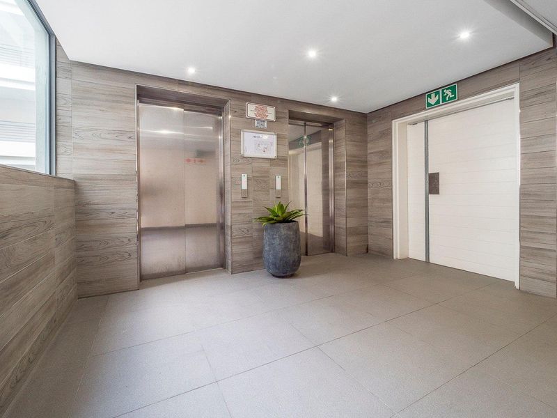 Prime Location, Modern Bachelor Pad - Photo 8