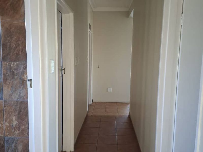 Ample Parking & Prime Location—Perfect for Your Business in Suiderhof - Photo 9