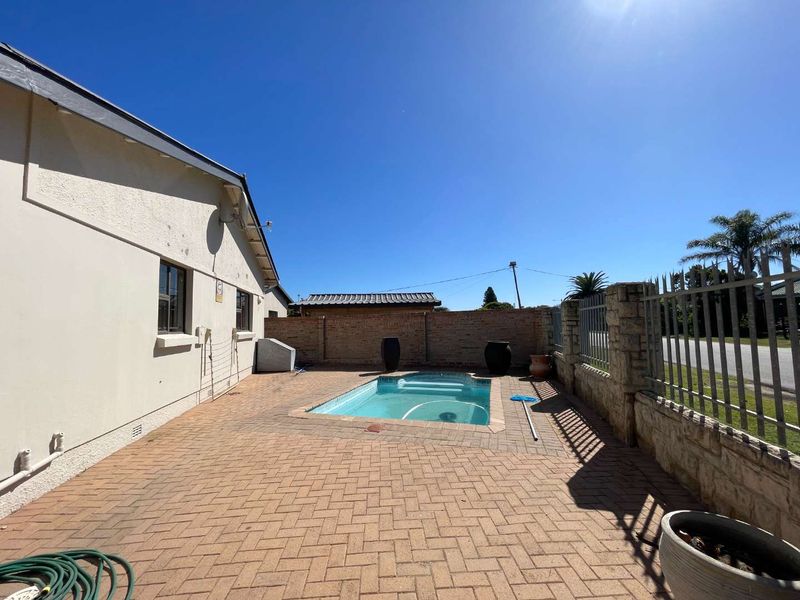 Restore the Charm – Spacious Hartenbos Central Home with Pool & Wooden Floors - Photo 3