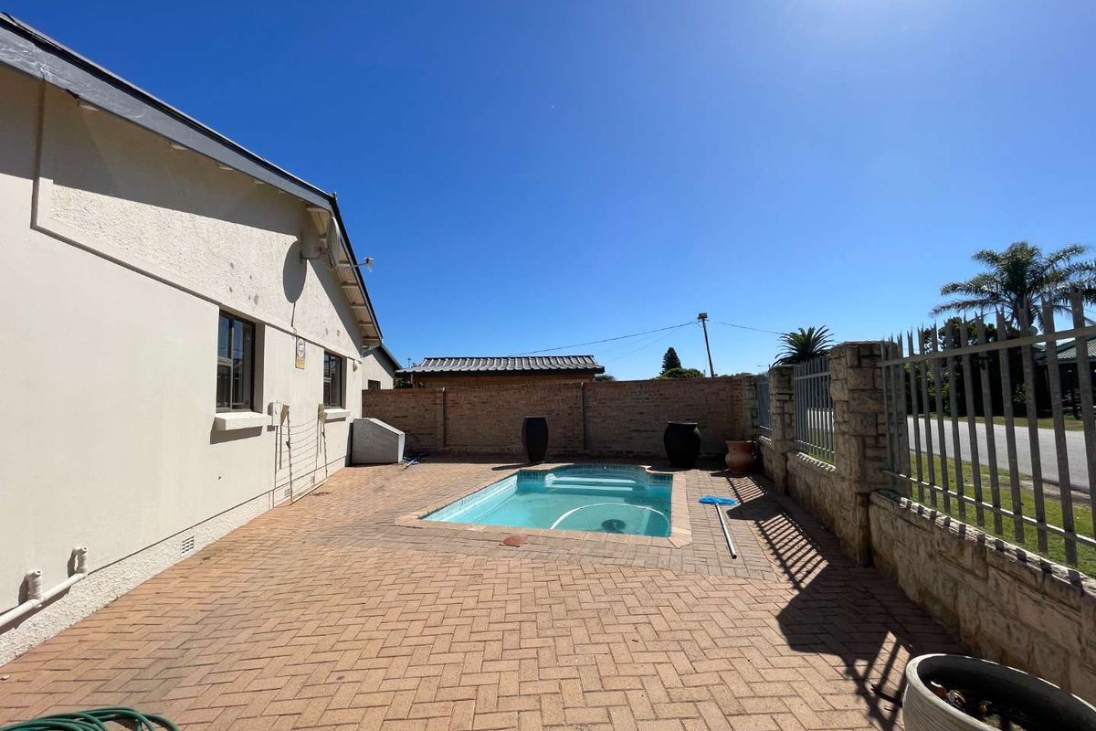 Restore the Charm – Spacious Hartenbos Central Home with Pool & Wooden Floors - Photo 3