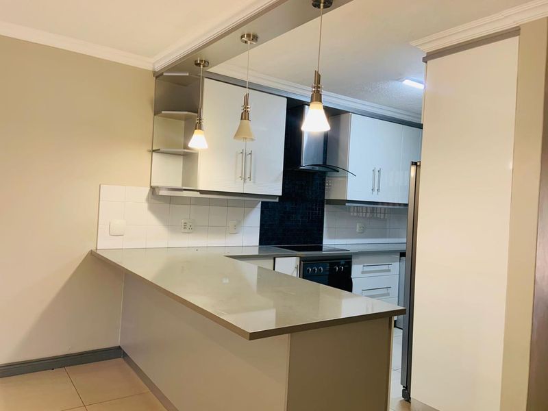 Modern 2-Bed Luxury Apartment with En-Suite & Secure Parking - Photo 5