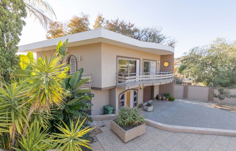 Luxury Living: Spacious Home with Pool, Flat & Entertainment Area!