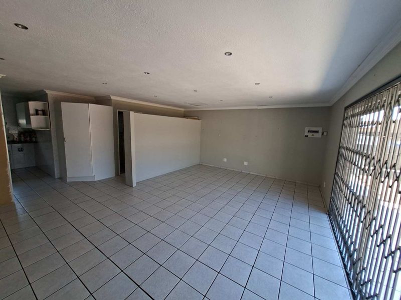 SPACIOUS CORPORATE OFFICE SPACE TO LET IN RUIMSIG - Photo 7
