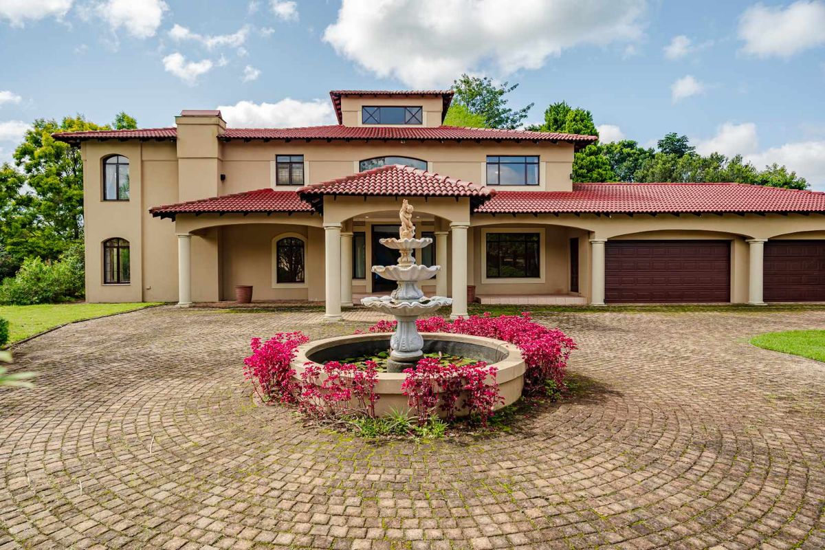 Exclusive Family Home, Perfectly Positioned. - Photo 3