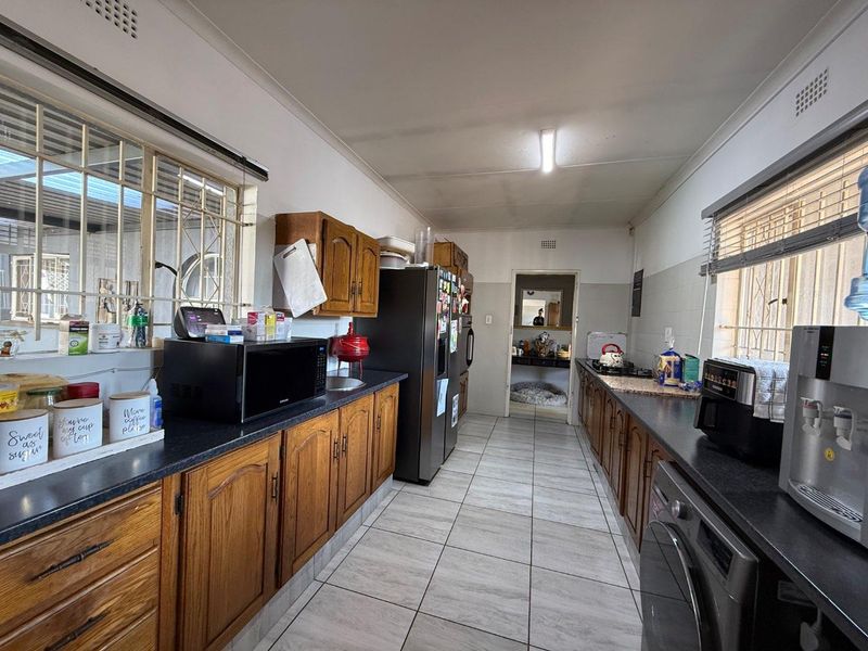 Versatile Family Home with possible Separate Flats On 1600m2 stand - Photo 8