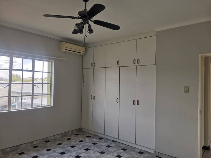 Huge double story town house in Hochland Park - Photo 3