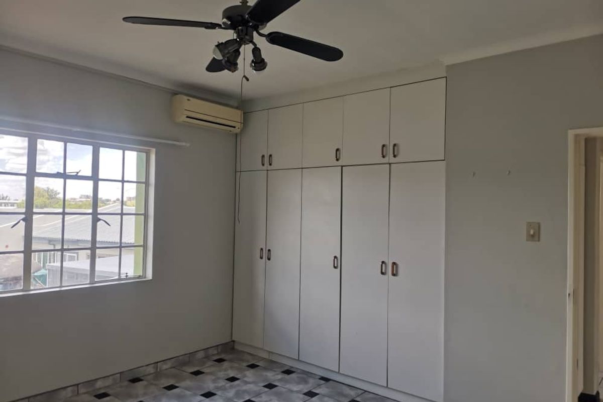 Huge double story town house in Hochland Park - Photo 3