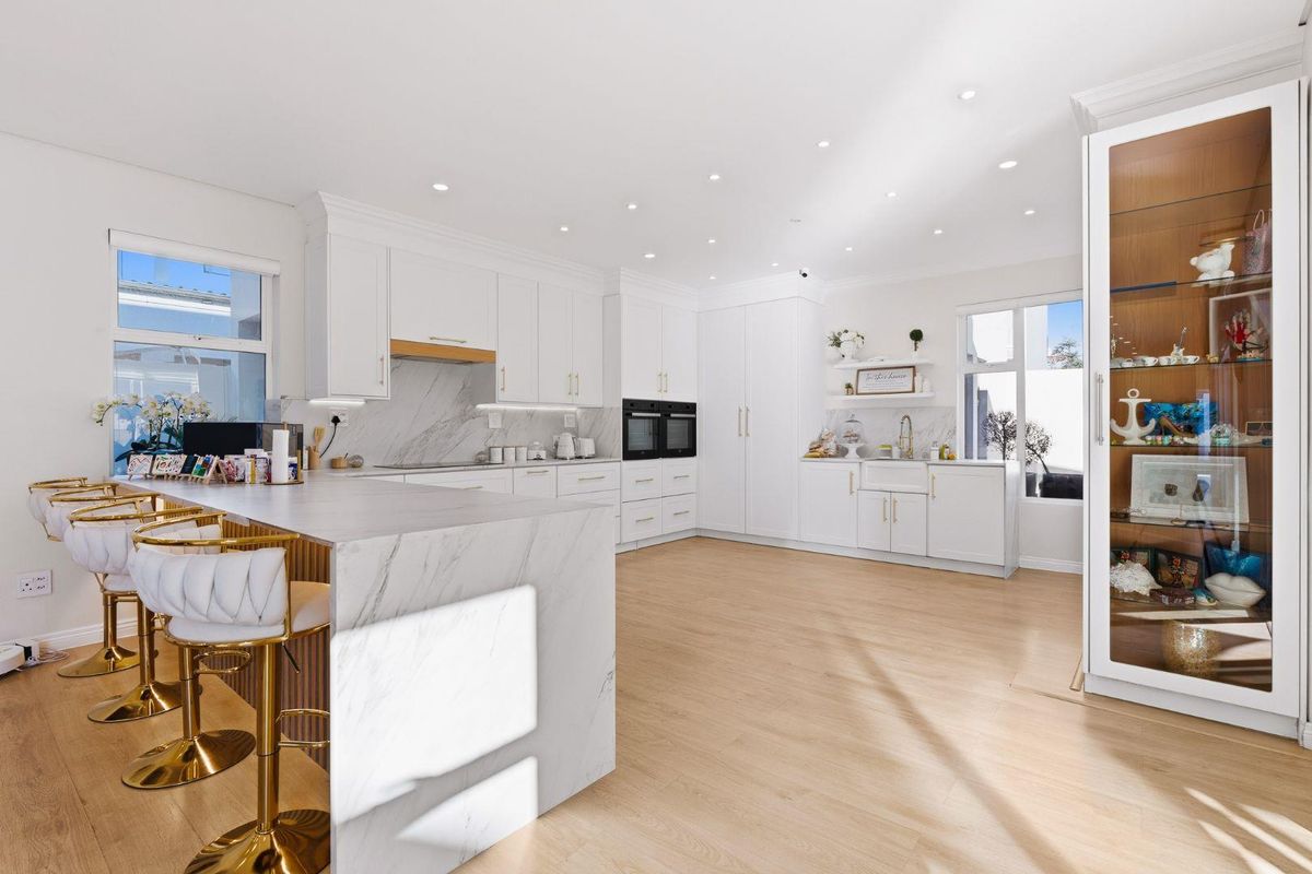 Exquisite Contemporary Residence in Prestigious Sagewood Estate - Photo 4