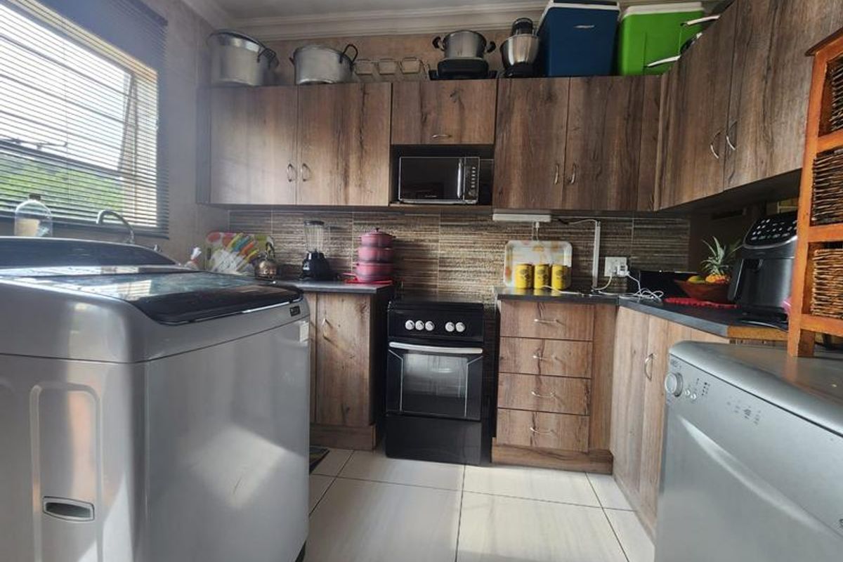 3 Bedroom Townhouse for Sale in Alberante - Photo 4