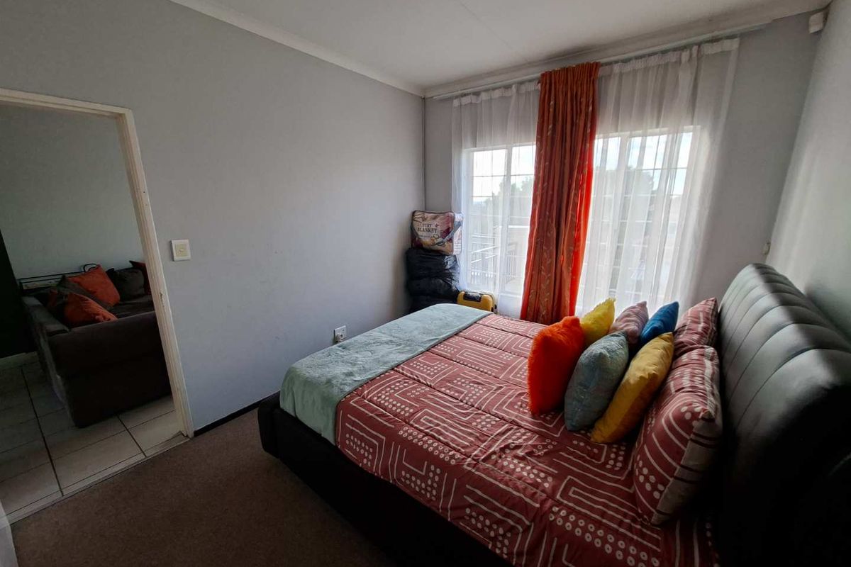 CONTEMPORY LIVING AT ITS BEST - Photo 3