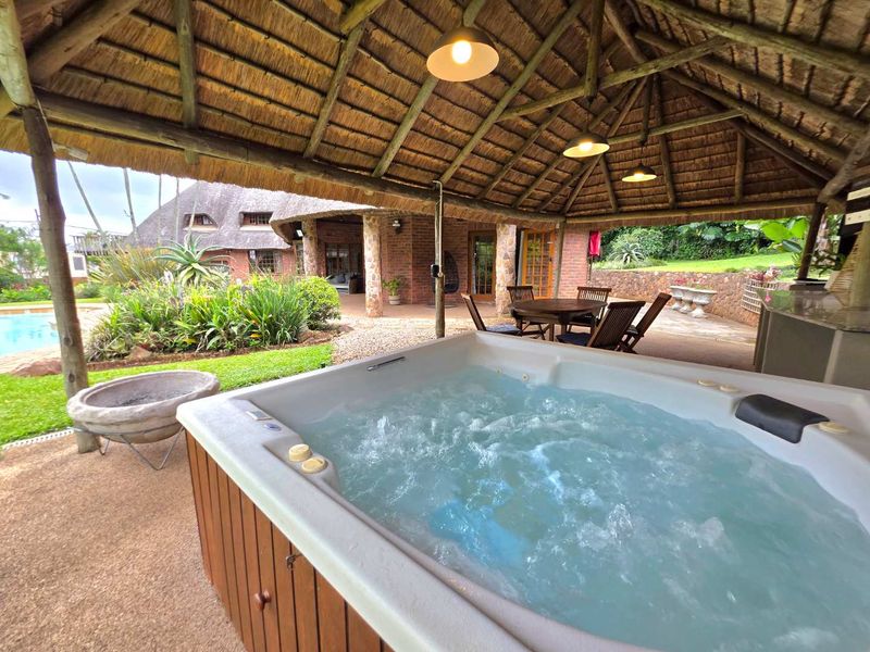 Large 4 Bedroom Family Home in Schooling Suburb of Hillcrest! - Photo 2