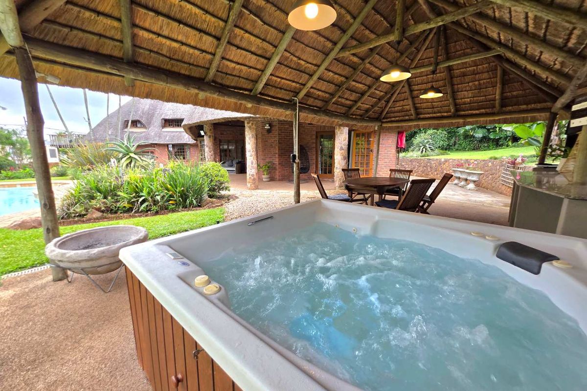 Large 4 Bedroom Family Home in Schooling Suburb of Hillcrest! - Photo 2
