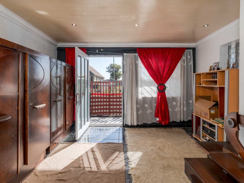 Spacious 4 Bedroom Family Home with Two Income-Generating Flatlets | Silvertown SOLE AND EXCLUSIVE MANDATE - Photo 4