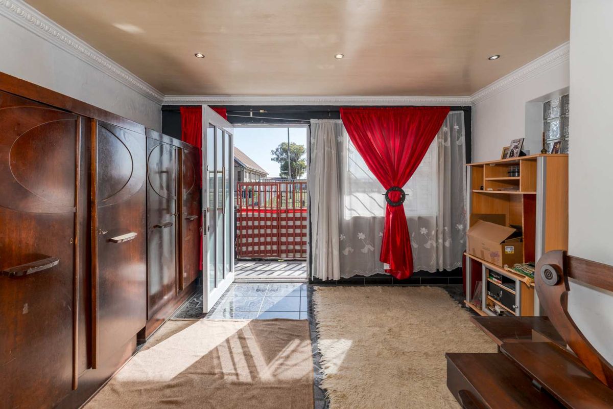 Spacious 4 Bedroom Family Home with Two Income-Generating Flatlets | Silvertown SOLE AND EXCLUSIVE MANDATE - Photo 4