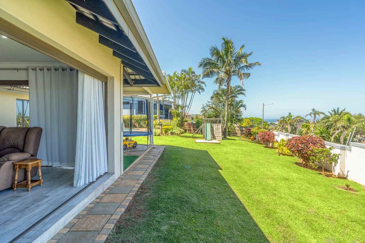 Immaculate, renovated home on pancake flat land with magnificent ocean views! - Photo 2