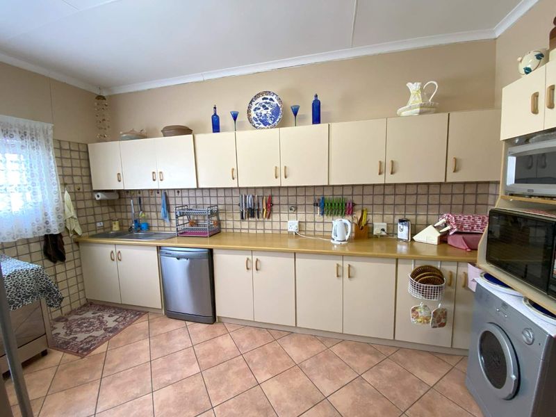 Perfectly Located Family Home - Photo 7