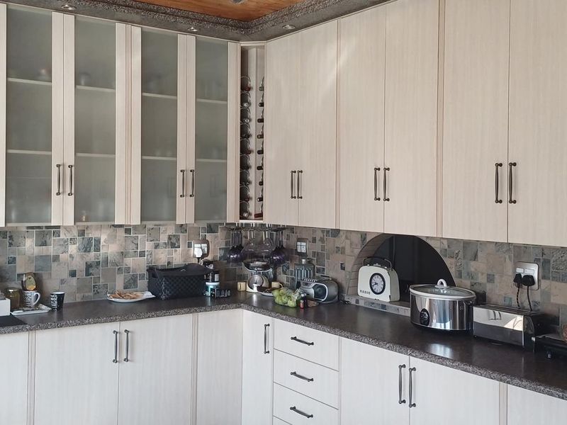 Perfect home for a family seeking space & security! - Photo 4