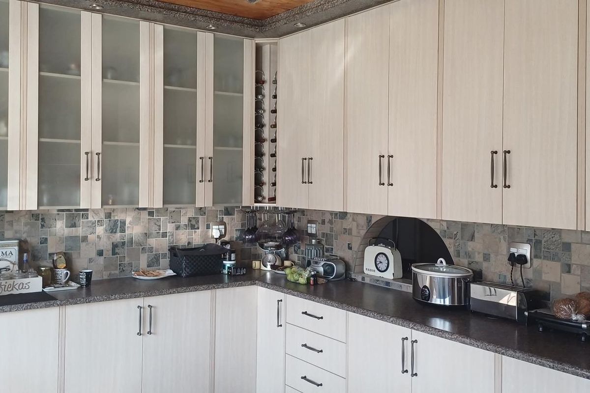 Perfect home for a family seeking space & security! - Photo 4