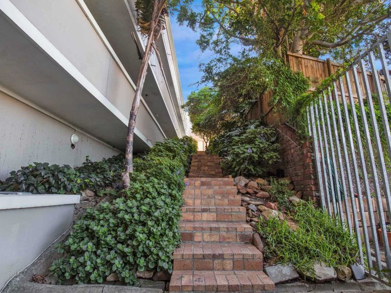 Perfectly positioned to walk on the mountain or doddle down to the Main Rd and beach attractions. - Photo 4