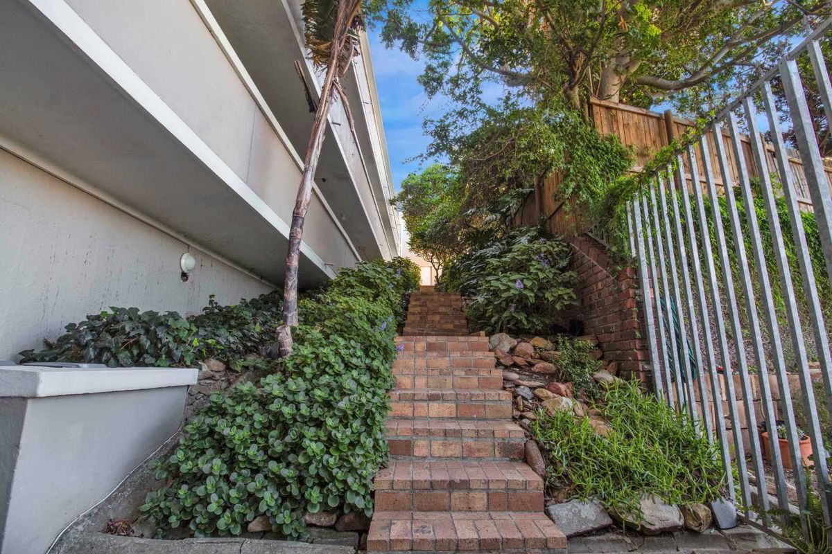 Perfectly positioned to walk on the mountain or doddle down to the Main Rd and beach attractions. - Photo 4