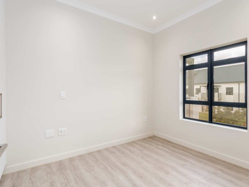 Elegant Two-Bedroom Luxury Suite with Simonsberg Views at Val de Vie Evergreen - Photo 6