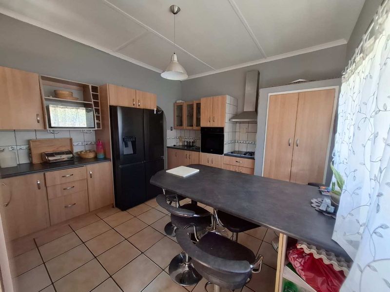 🏡 FOR SALE | Pioneerspark  4-Bedroom House with Bachelor Flat – N$ 4,100,000 - Photo 10