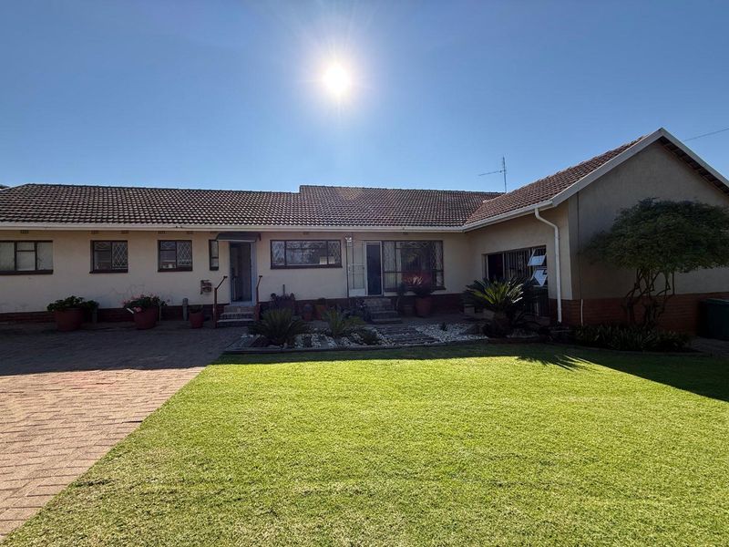 Tick all your boxes: 4bedrooms, study, pool, bar, jacuzzi ! - Photo 2
