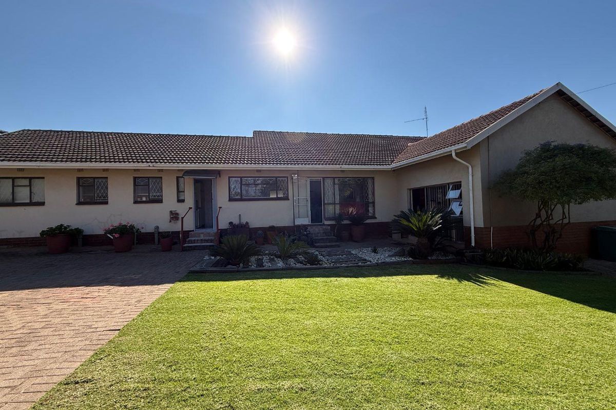 Tick all your boxes: 4bedrooms, study, pool, bar, jacuzzi ! - Photo 2