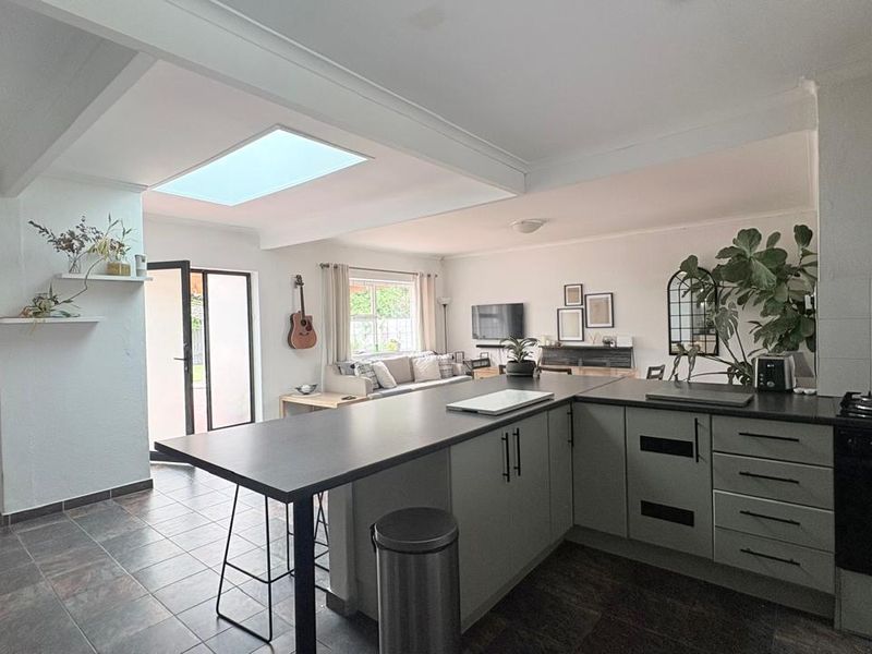 Spacious 3-Bedroom Family Home with Pool, Garden & Entertainment Areas - Photo 4
